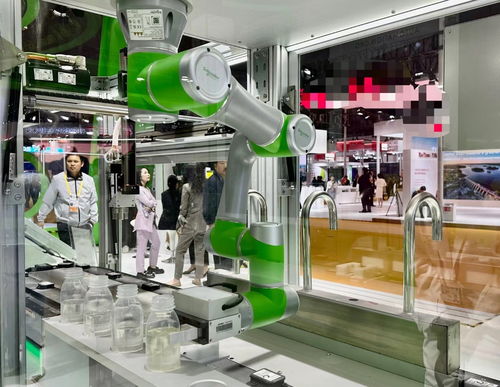 2023進博會節(jié)卡機器人現(xiàn)身世界500強展臺,強強聯(lián)合發(fā)出 智造 強音